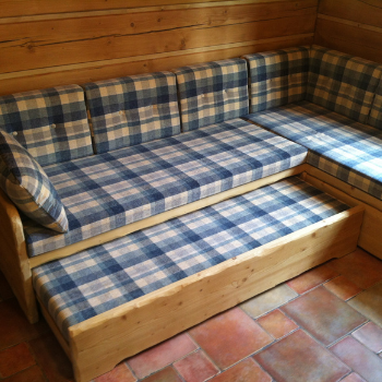 Dřevěný nábytek, rozkládací gauč ze dřeva na míru 